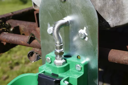 KN50 nyomónyelves itató tartályra felfogató hátlappal - műanyag