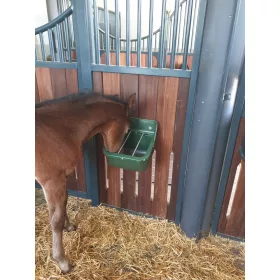   Csikó etető - tartós műanyagból, fém szűkítőpálcákkal, 9 literes