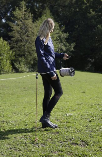 Egykezes letekercselő segédeszköz villanypásztor rendszer telepítéséhez