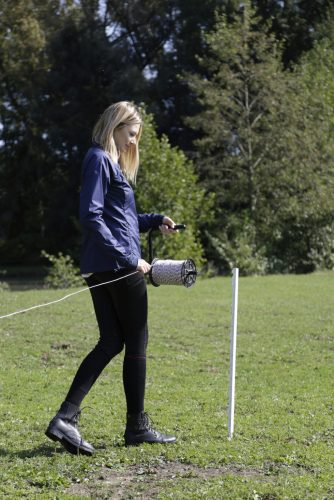 Egykezes letekercselő segédeszköz villanypásztor rendszer telepítéséhez