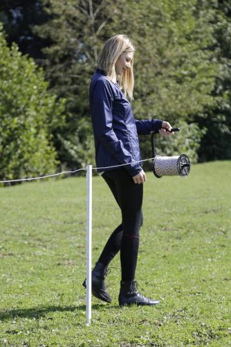 Egykezes letekercselő segédeszköz villanypásztor rendszer telepítéséhez