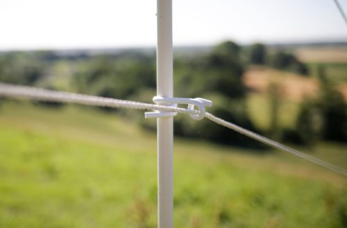 Vezeték szigetelő műanyag villanypásztor karóhoz - maximum 10 mm-es szalaghoz, 25 db/cs