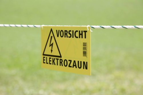 Figyelmeztető tábla villanypásztor rendszerhez - német nyelvű
