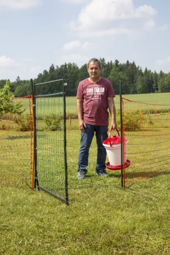 Kapu elektromos kerítéshálóhoz - árammal ellátható, max. 90 cm-ig