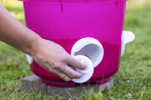 Baromfi etetővödör - áttetsző rózsaszín, 12 l, 4 etetőrésszel