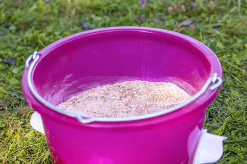 Baromfi etetővödör - áttetsző rózsaszín, 12 l, 4 etetőrésszel