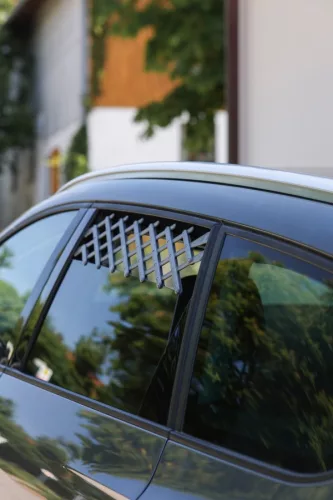 Szellőzőrostély autóablakra
