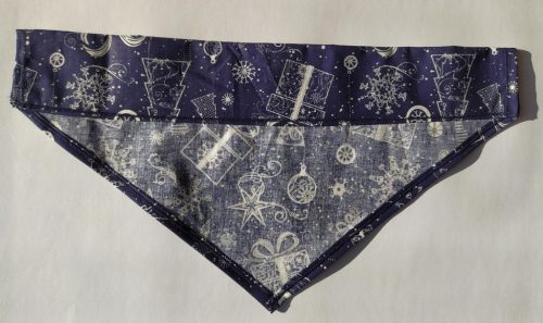 Kék színű, karácsonyi mintás pamutvászon kendő kutyáknak - méret: L