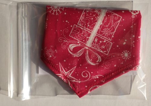 Piros színű, karácsonyi mintás pamutvászon kendő kutyáknak - méret: M