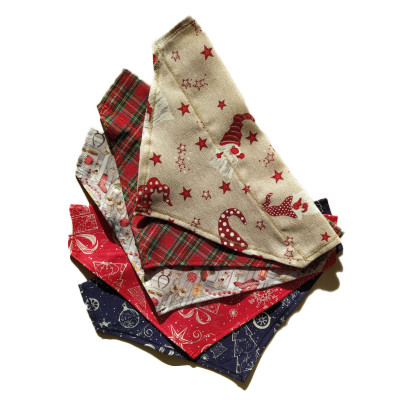 Piros színű, karácsonyi mintás pamutvászon kendő kutyáknak - méret: M