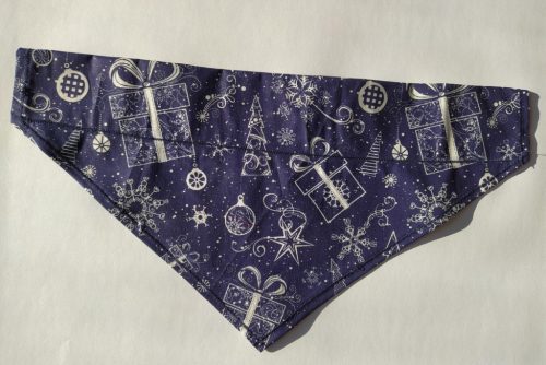 Kék színű, karácsonyi mintás pamutvászon kendő kutyáknak  - méret: S