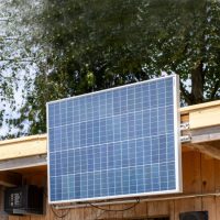 Napelemek és tartozékaik villanypásztorokhoz